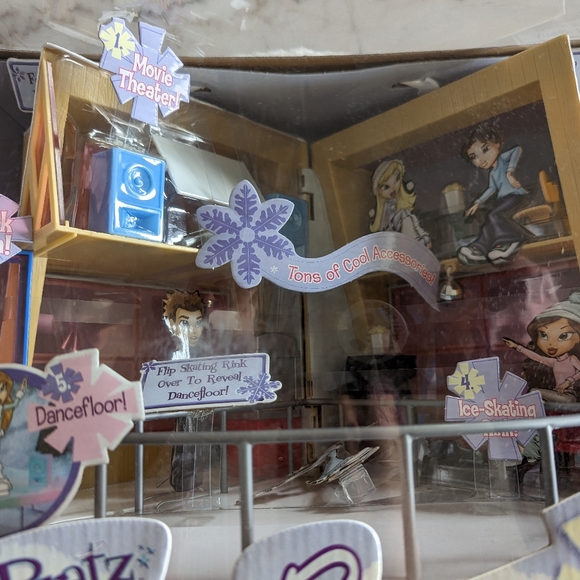 Lil Bratz Sno Fun Ski Lodge - Picture 2 of 5